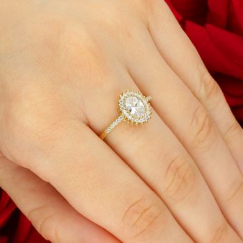 Złoty pierścionek damski 375 z cyrkoniami – klasyczna markiza, elegancki blask.jpg